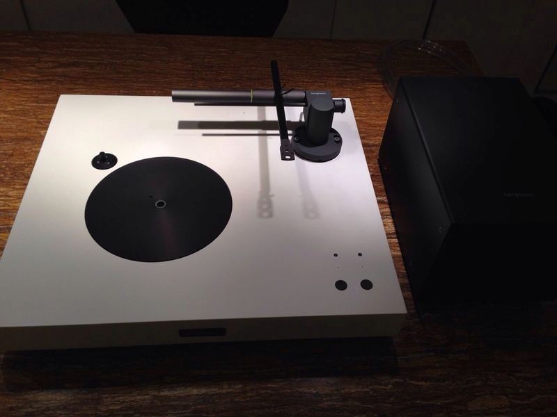 Bergmann Magne Air Bearing Turntable (White Velvet/Anthracite) W/0 Cartridge Whatsa18