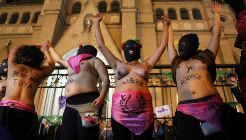 Argentina: la patada del cura a la chica en la Iglesia - Página 6 Sin_ty77