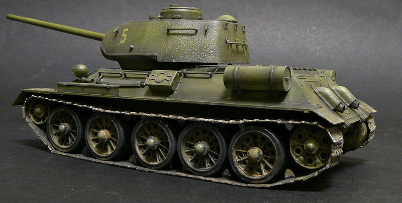 Моделист 1/35  Т-34-85 P1090122