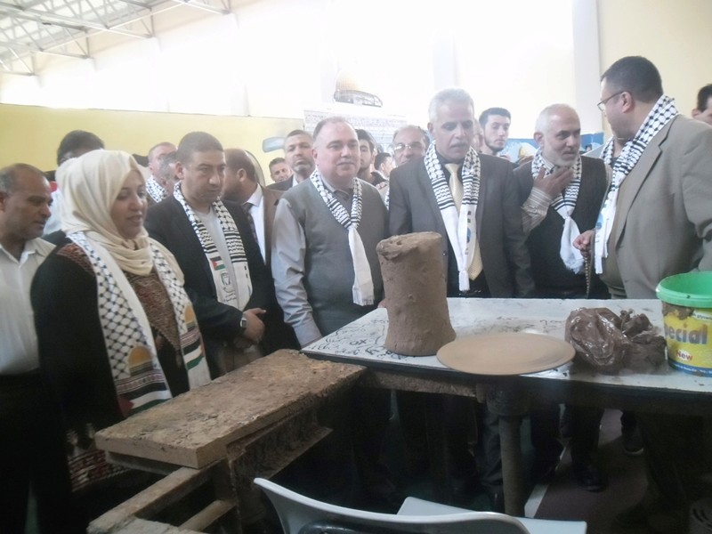 مدير التربية والتعليم شرق غزة يفتتح معرضاً تراثياً بمدرسة العباس الأساسية أ للبنات Sam_6033