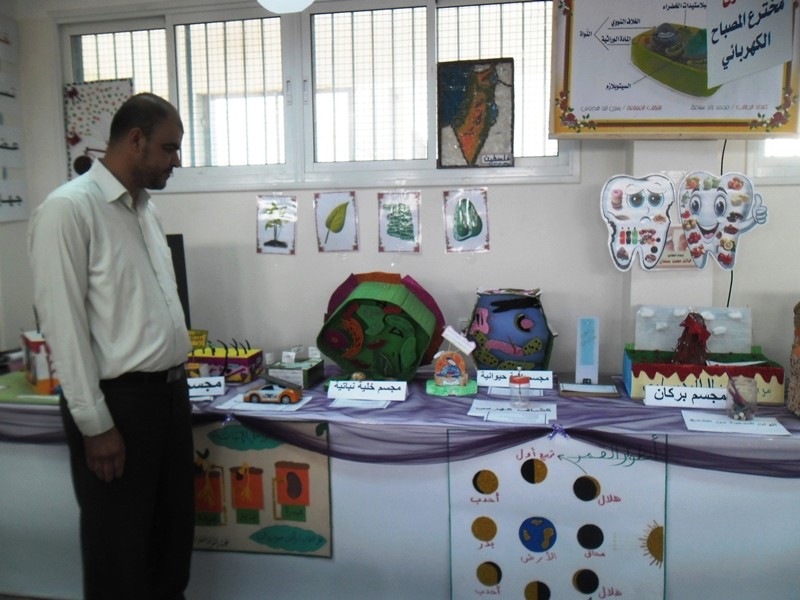 استمرار فعاليات معرض لمسات إبداعية للوسائل التعليمية بغرب خان يونس Sam_8035