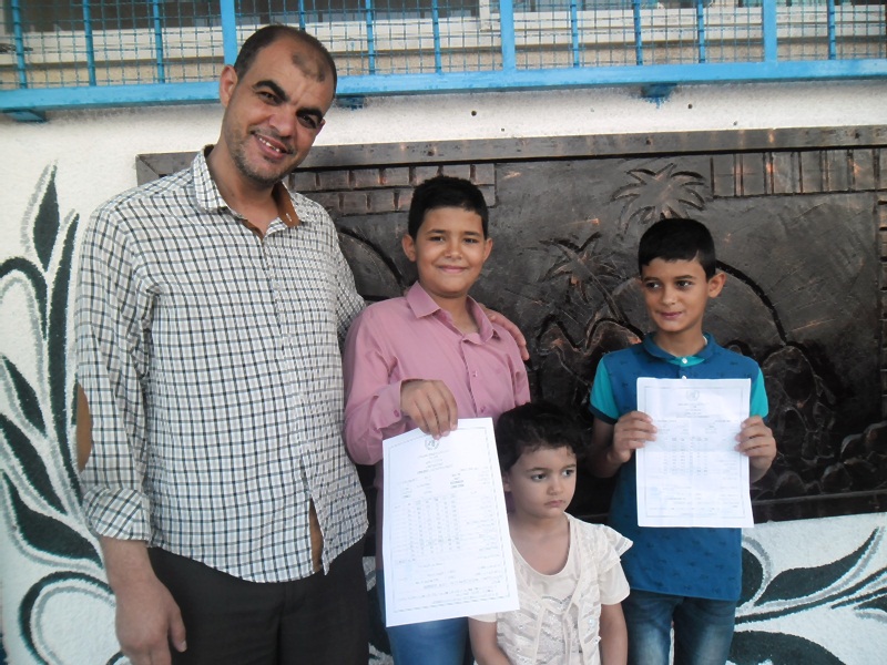 بالصور:  فرحة أولياء الامور بتفوق  ابنائهم بمدارس وكالة الغوث الدولية  بقطاع غزة Sam_8427