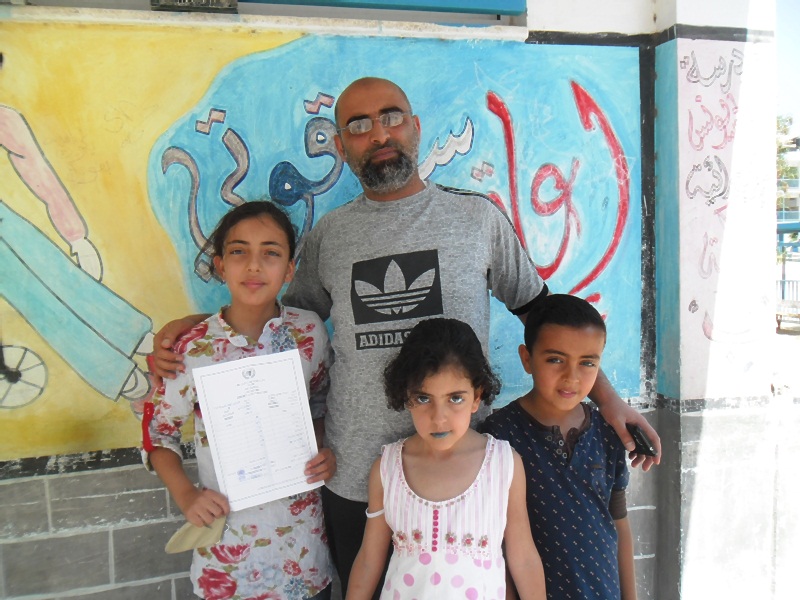 بالصور:  فرحة أولياء الامور بتفوق  ابنائهم بمدارس وكالة الغوث الدولية  بقطاع غزة Sam_8511