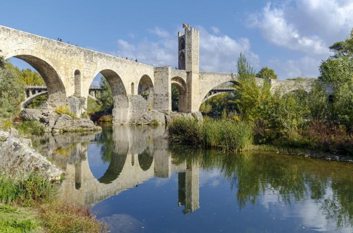 La escuela de las abejas Besalu11