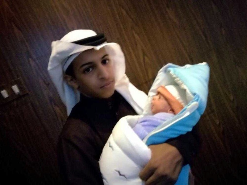 أصغر عريس في تبوك .. يُرزق بمولوده الأول 56103010