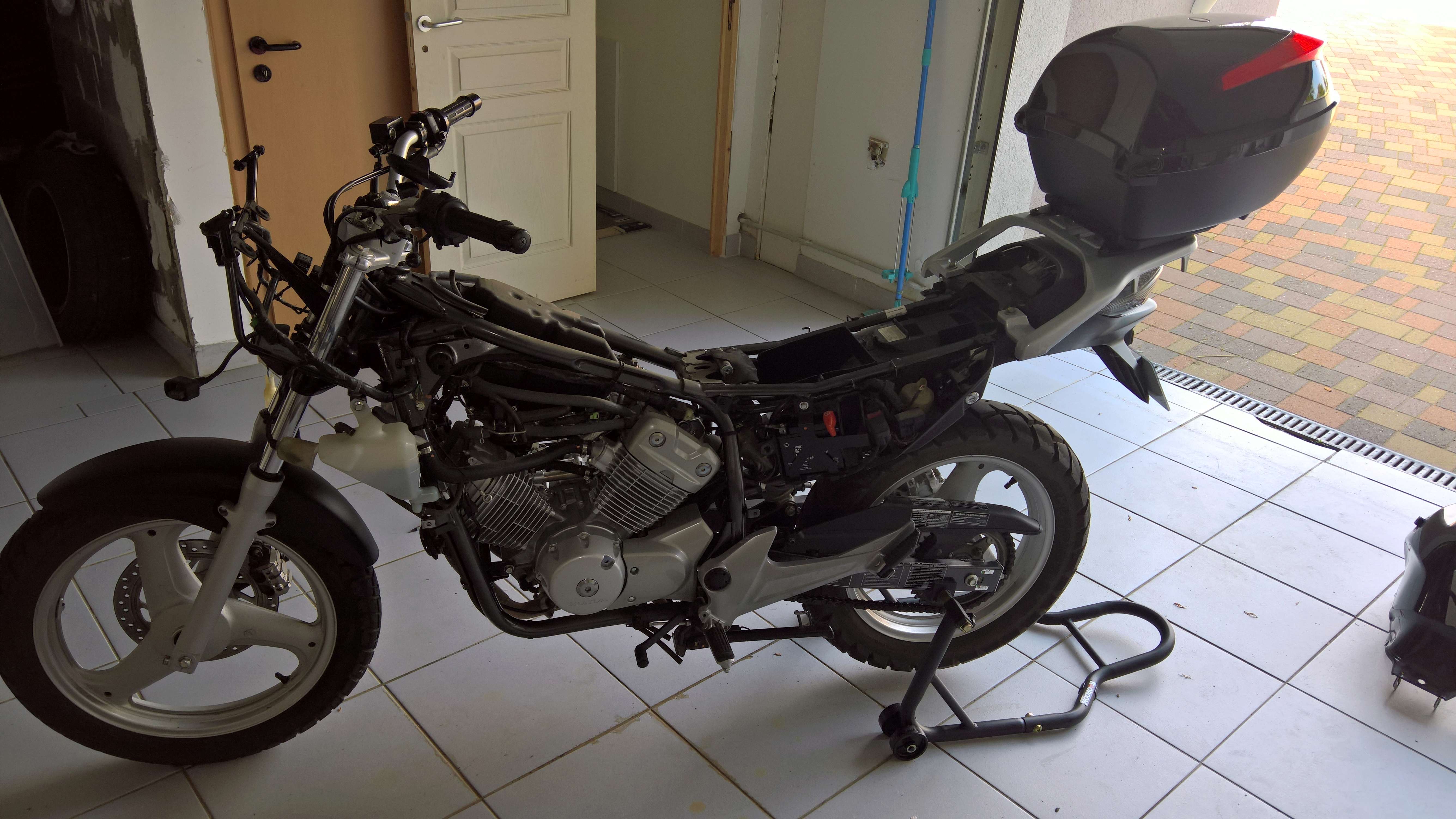 remonter moteur varadero 125 Tuto] Révision des 8000 km Varadero 125 (2008)