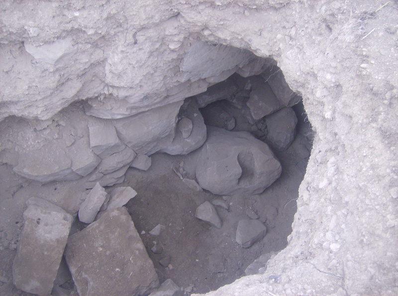 صخرة تحمل رمز في سور تحت الارض Hpim2519