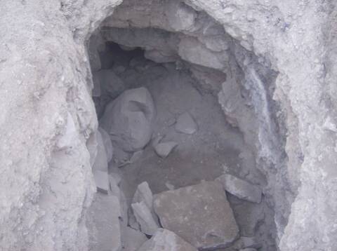صخرة تحمل رمز في سور تحت الارض