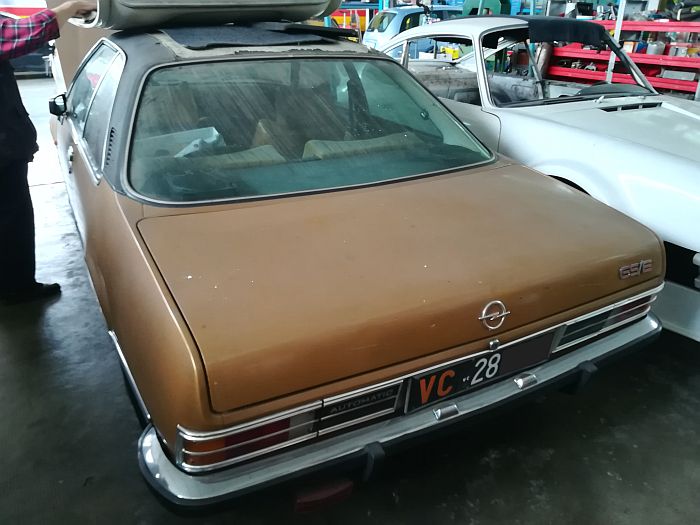 Opel Commodore GS/E Targhe nere...  Opel_c11