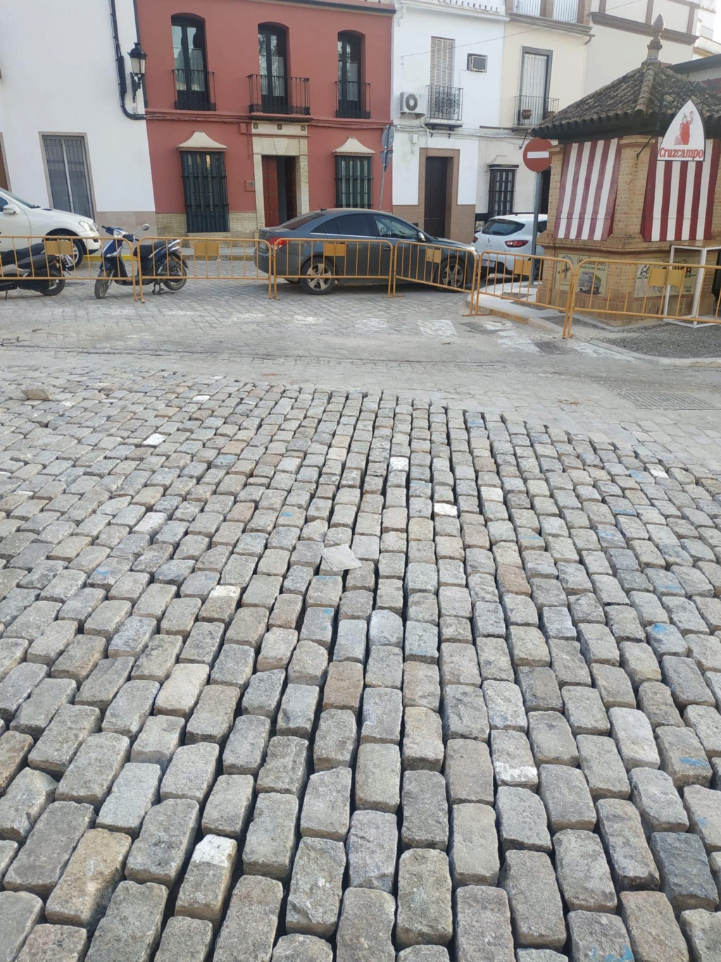 Las obras en la calle Rojas Marcos y a la altura del Arco la Rosa, han dejado un “huevo”. Las_ob10