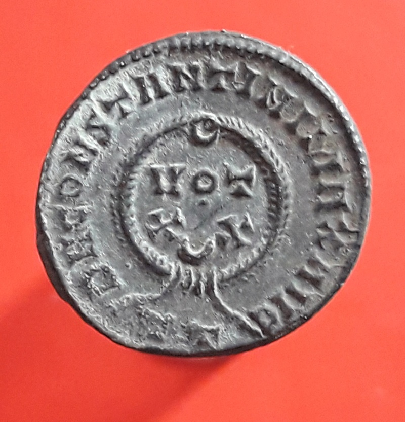 AE3 de Constantino I. D N CONSTANTINI MAX AVG / VOT / XX. Ticinium. 20180218