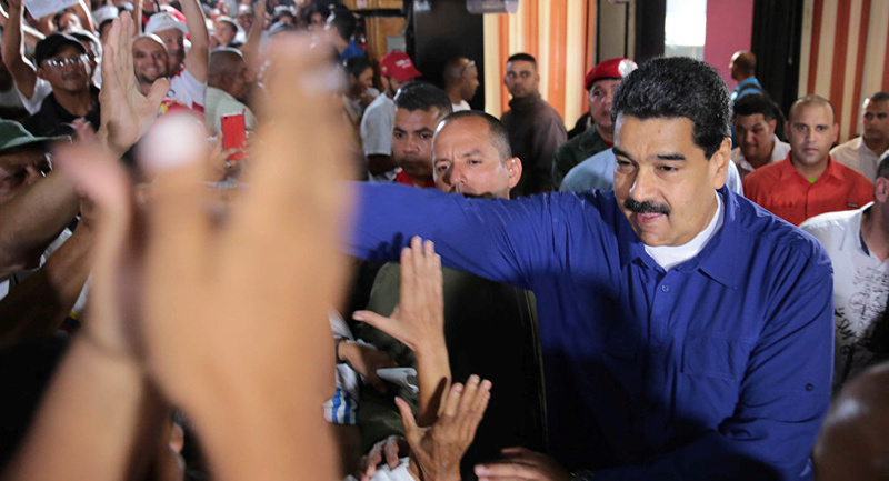 رئيس فنزويلا يقوم بطرد اكبر دبلوماسى امريكى فى كراكاس بتهمة التامر ضد حكومتة الاشتراكية  Iouao10
