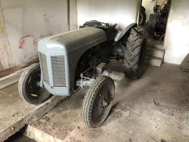 11 CARCASSONNE : vente aux enchères de tracteurs anciens le 26 MAI 2018 17131