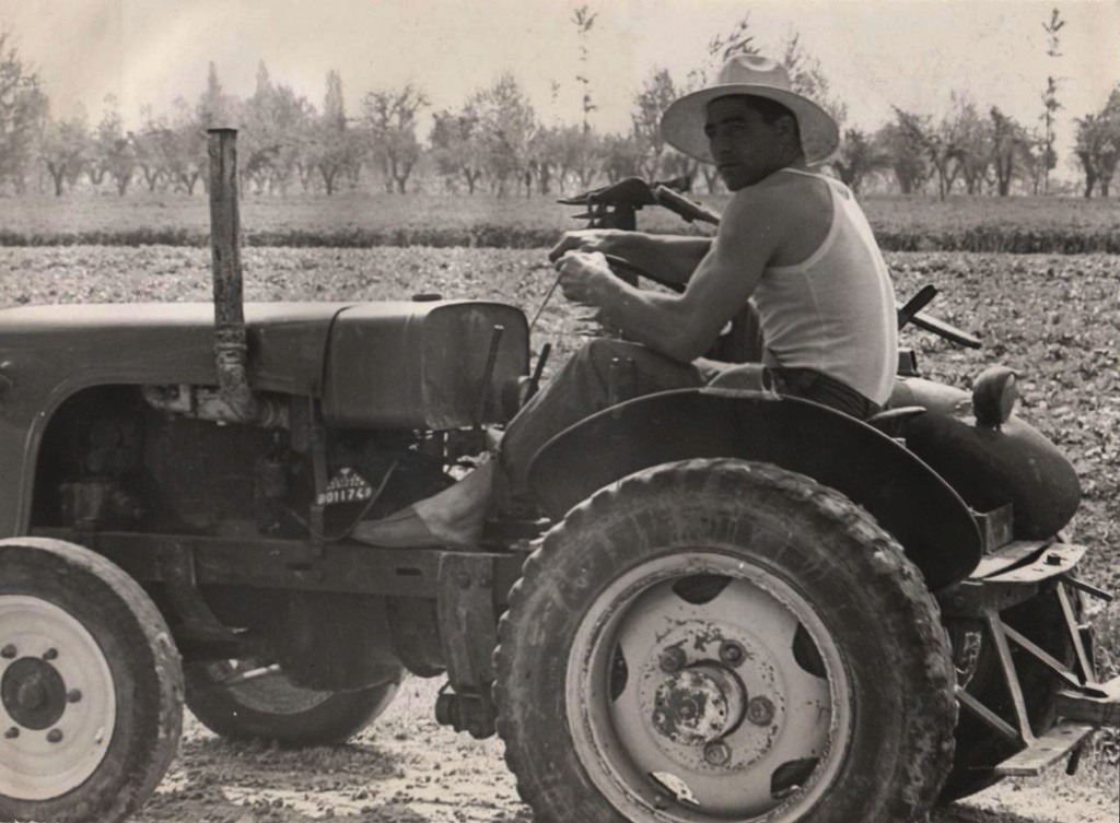 un tracteur (inconnu pour moi ) équipé d'un moteur ASTER Tracte13