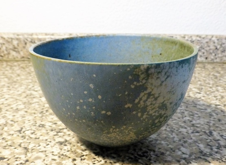 Speckled Bowl - No idea about the mark looks like oe P1080812