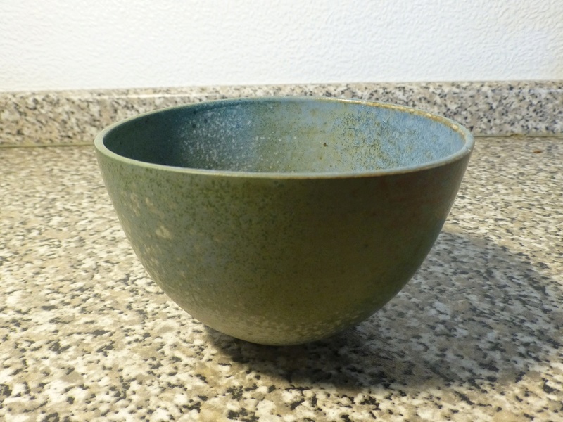 Speckled Bowl - No idea about the mark looks like oe P1080815