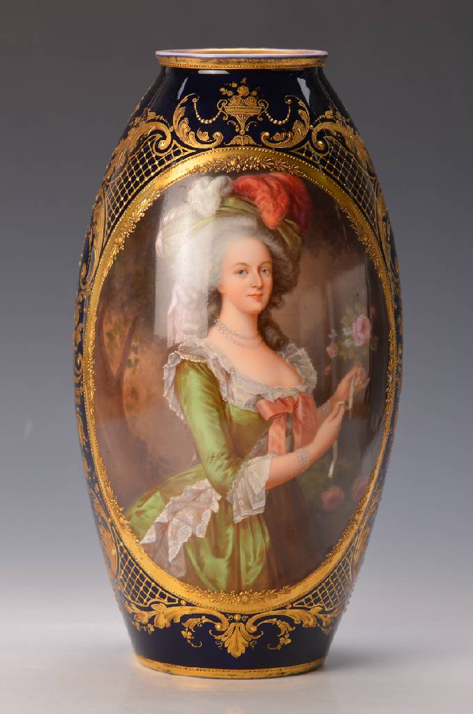 Représentations de Marie Antoinette sur vases, tasses et autres contenants 15204210