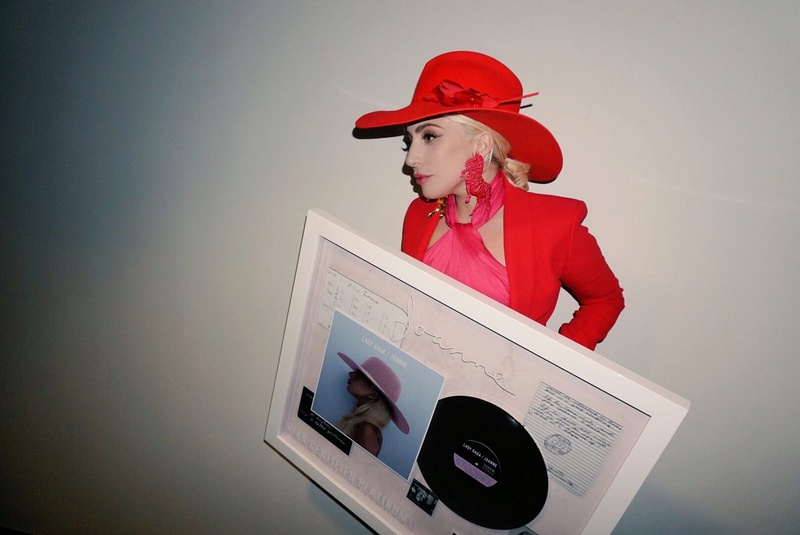 Lady Gaga >> álbum "Joanne" [IX] - Página 45 Dm2sf910