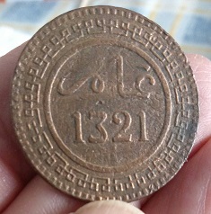 Moneda árabe del año 1321 , cobre . 330