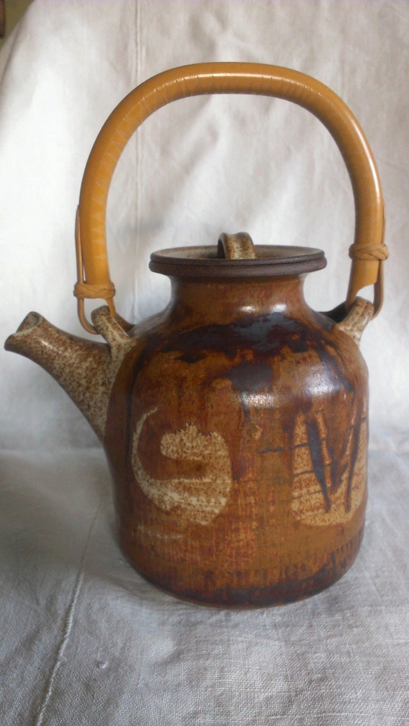 Fine cane handle studio teapot - indistinct signature any idea? Imag2712