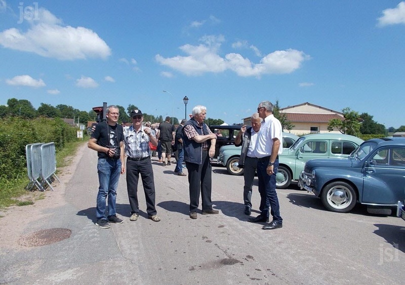 71 - VENDENESSE-les-CHAROLLES : expo véhicules anciens Rm-pho19