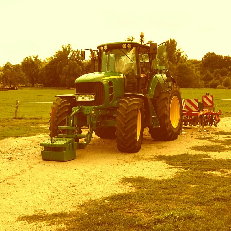 Tracteur dans le 03. 11059410