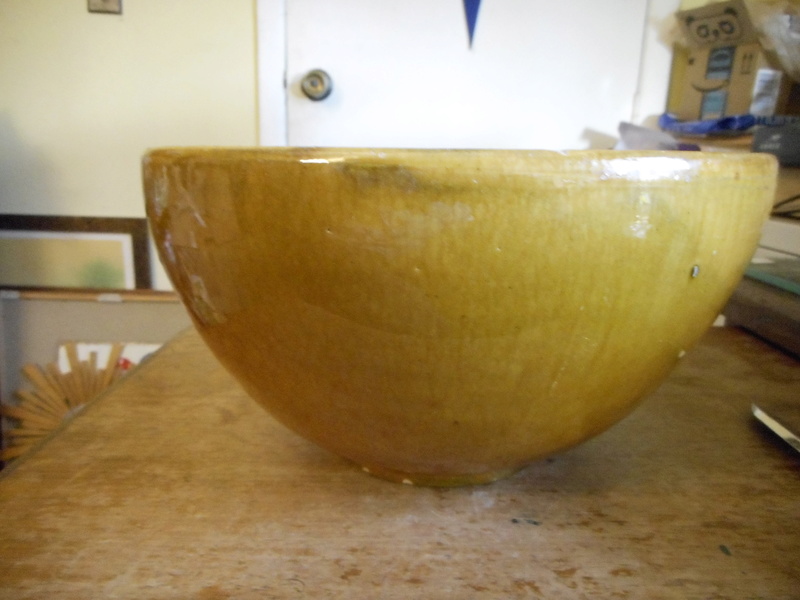 Green glazed bowl with marks - Biot, France  Dscn4111