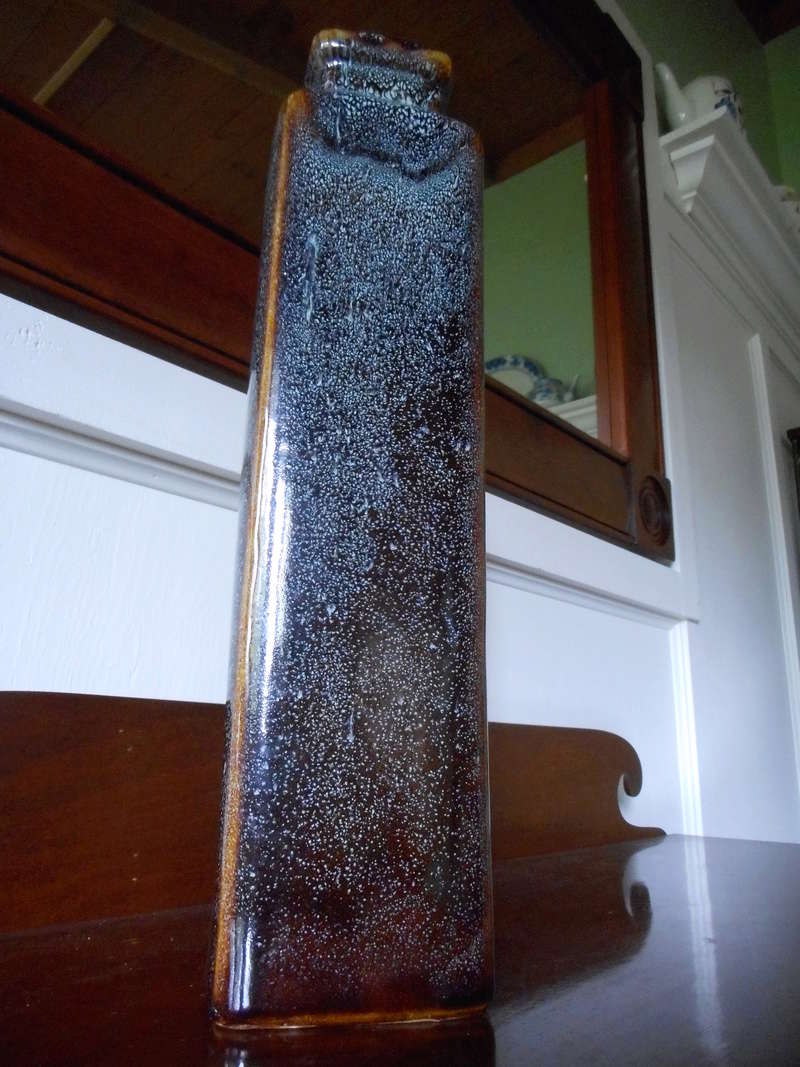 Need help IDing this tall speckled tall vase QM99051 on the base Dscn5213