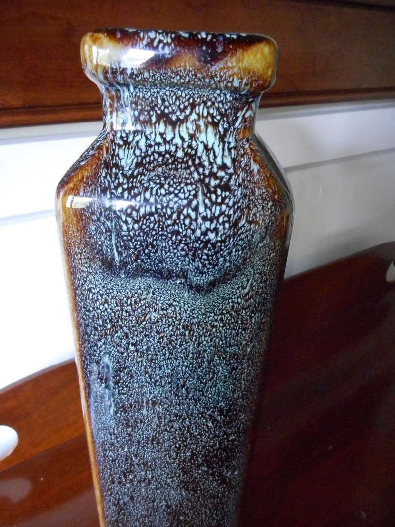 Need help IDing this tall speckled tall vase QM99051 on the base Dscn5216