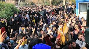 ايران /آلاف الإيرانيين يتظاهرون في طهران ضد نظام خامنئي... 5c6ce210
