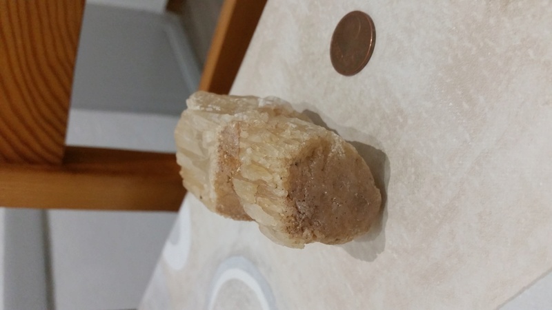Identification d'une pierre avec des cristaux 20171214