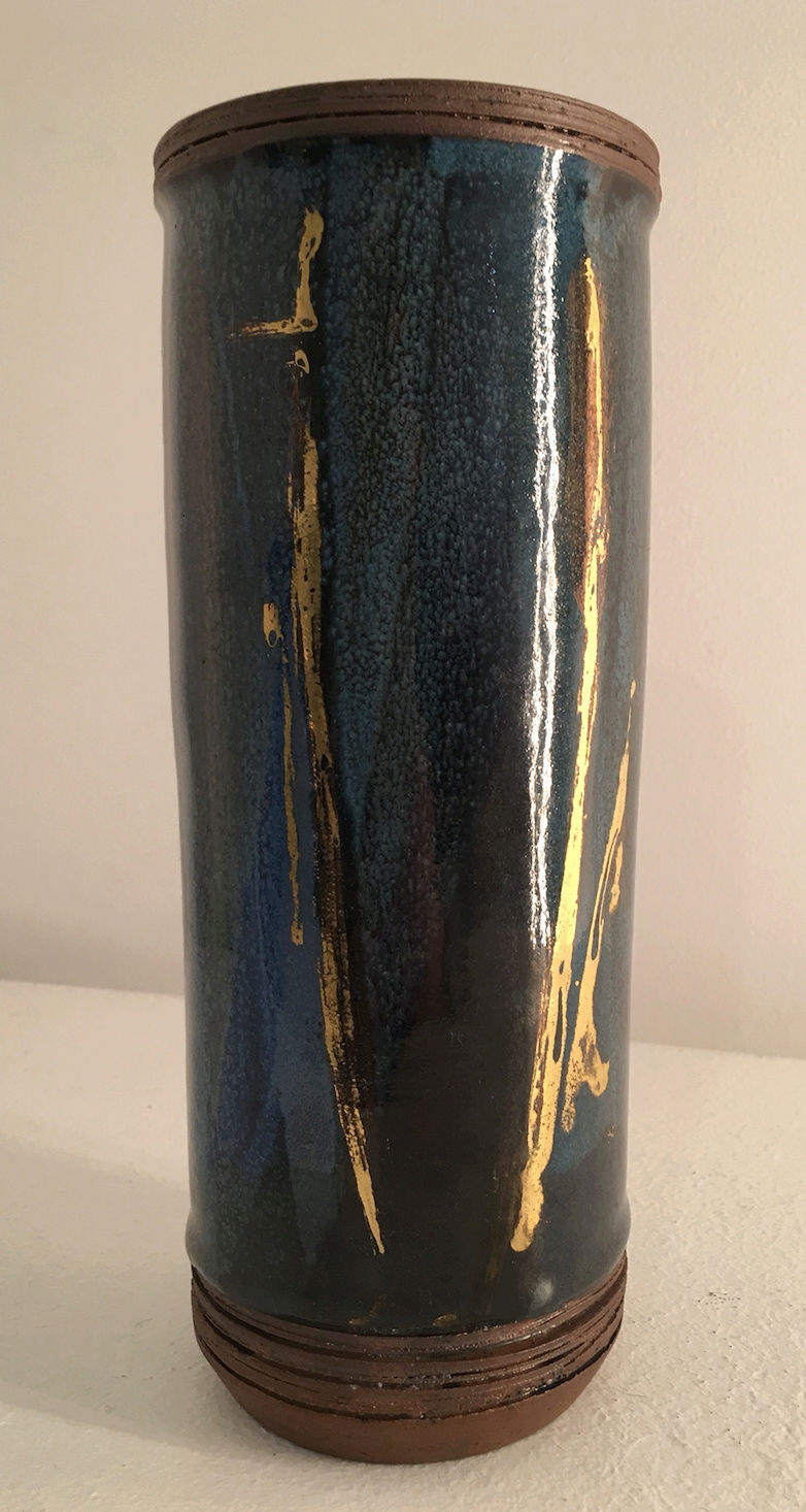 Long vaseen céramique, bleu et inclusion d'or, signature illisible Captur17