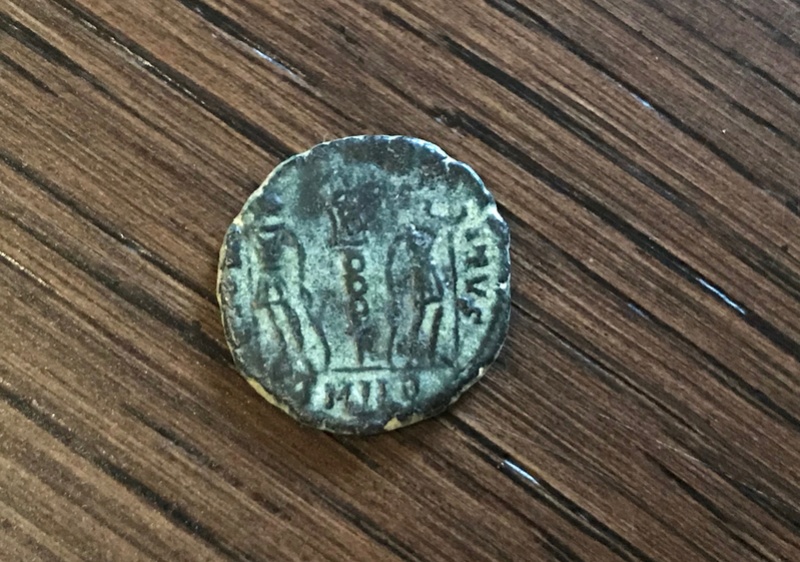 AE4 de Constantino II. GLORIA EXERCITVS. Soldados entre un estandarte. Heraclea Archiv30