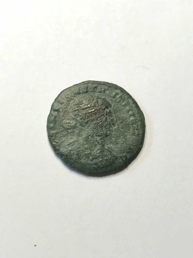 AE3 de Constantino II. GLORIA EXERCITVS con dos estandartes entre dos soldados. Siscia Img_5249