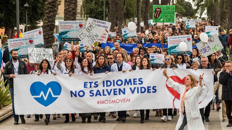 El Confidencial: Histórica manifestación contra el decretazo lingüístico en Balears  Mosmov10