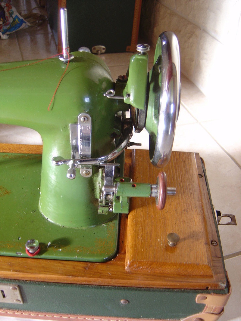 Qui peux identifier cette machine à coudre Dsc13016