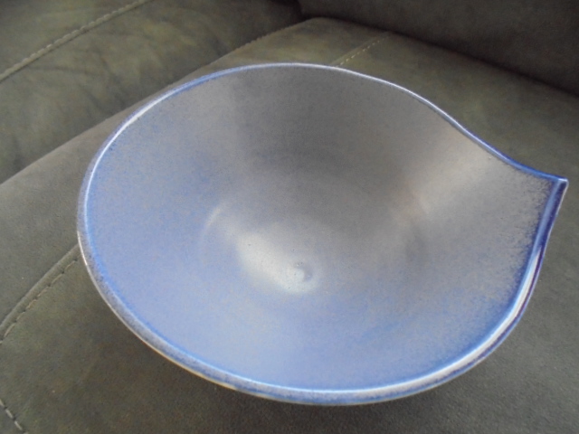 bowl - Sweet blue bowl, anybody recognise the mark? Dsc01316