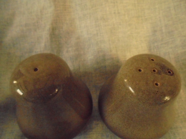 temuka - Temuka - Cobblestone Salt and pepper shaker Dsc02620