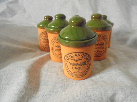 Orzel Settlers Collection Spice jars in terracotta and green