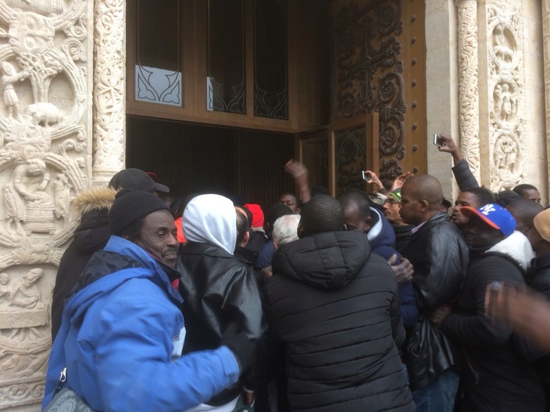 Des hordes de clandestins envahissent la la Basilique Saint Denis Immiog10