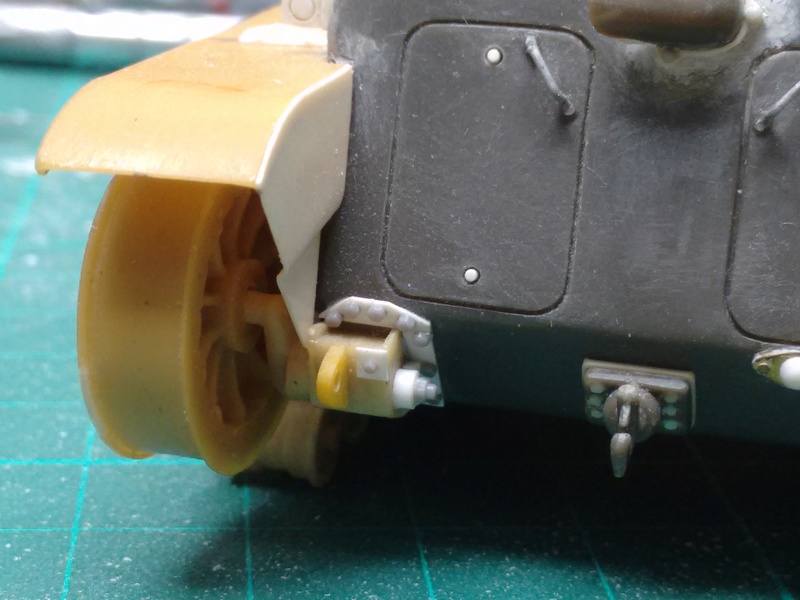 Char Renault R40 Azimut - Heller au 1:35 en cours Img_2082