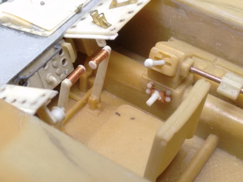 Char Renault R40 Azimut - Heller au 1:35 en cours Img_2087