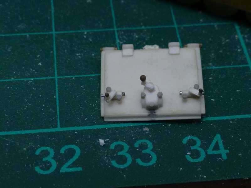 Char Renault R40 Azimut - Heller au 1:35 en cours Img_2088
