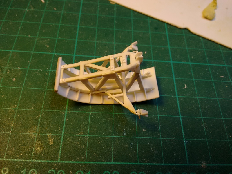 Char Renault R40 Azimut - Heller au 1:35 en cours Img_2138