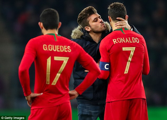 Cristiano Ronaldo kissed by excited pitch invader 4a94b510