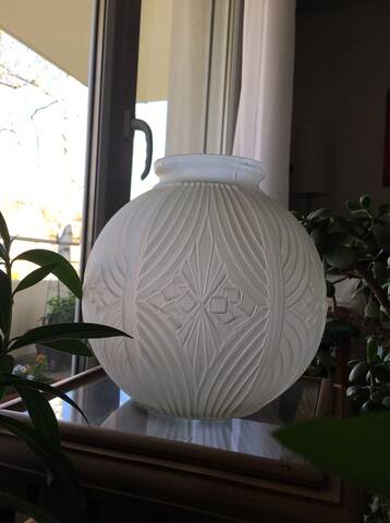 Vase boule en verre givré blanc art déco