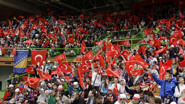 Turci iz Europe organizirano dolaze u Sarejevo, autobusi, redovi, dolazi Erdogan! 14042310