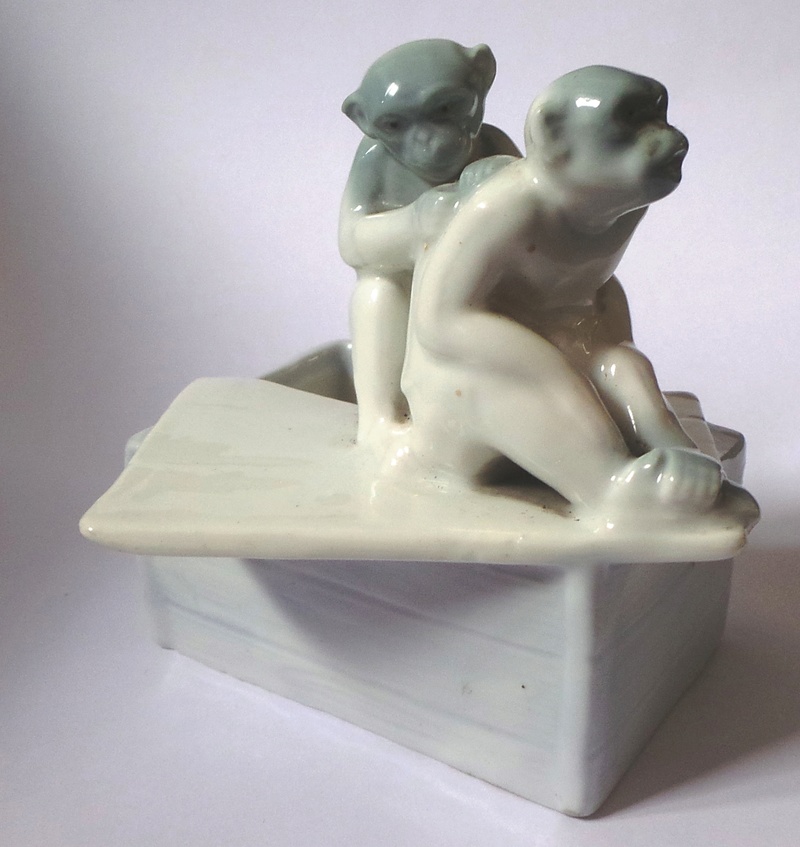 SMALL ORNAMENT - TWO MONKEYS ON A CRATE. NO MAKER'S MARK 20180419