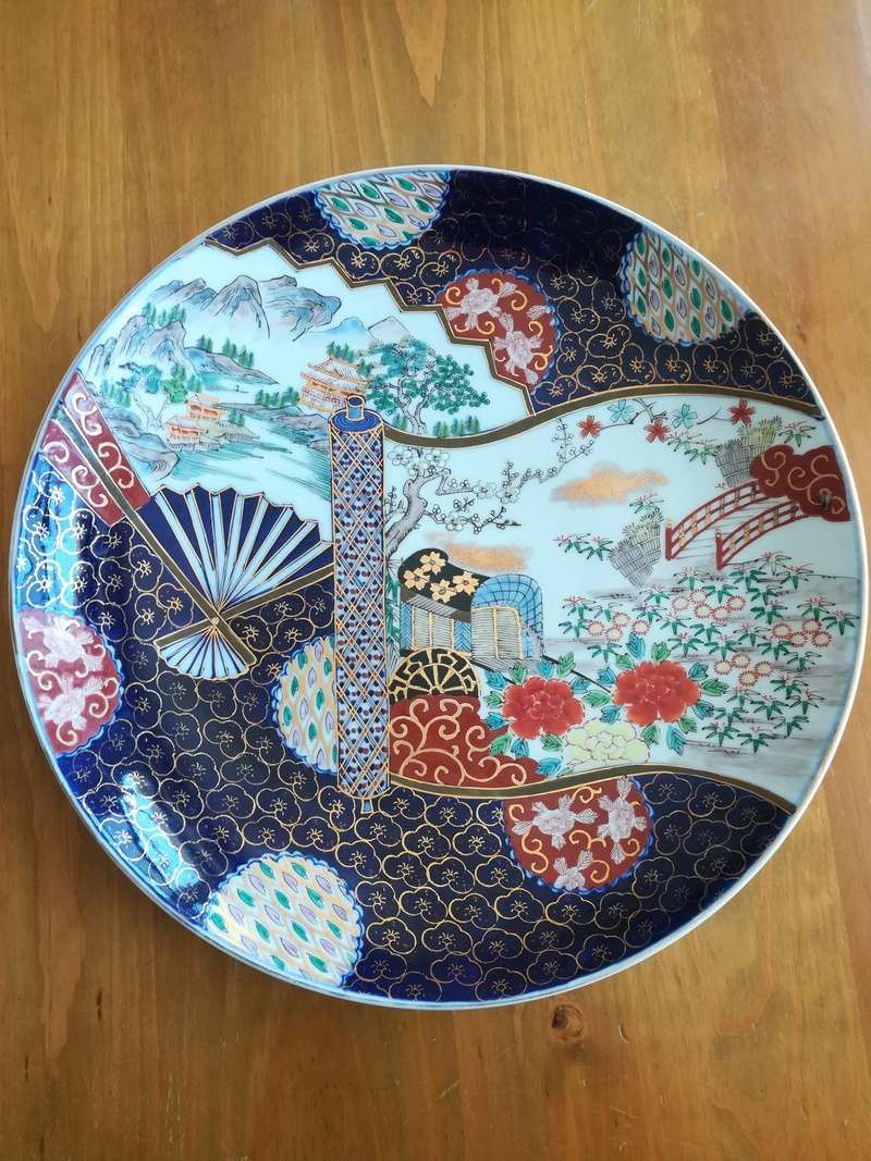 PLat porcelaine Japon Yamatoku kiln-Arita Décor éventail et rouleau avec paysages Img_2012