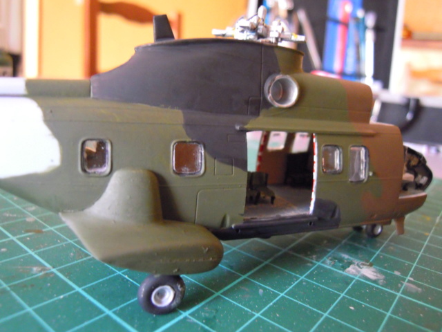 [HELLER] SA 332 M1 SUPER PUMA armée française 1990 [ FINI ] - Page 3 Dscn8624